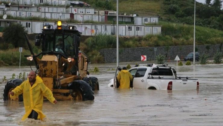 Hatay’da sağanak yağış: Okullar tatil edildi