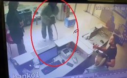 Paketin Delik Olduğunu Görünce Kargo Şubesini Bastı, Kedi Kumunu Çalışanların Üzerine Döktü