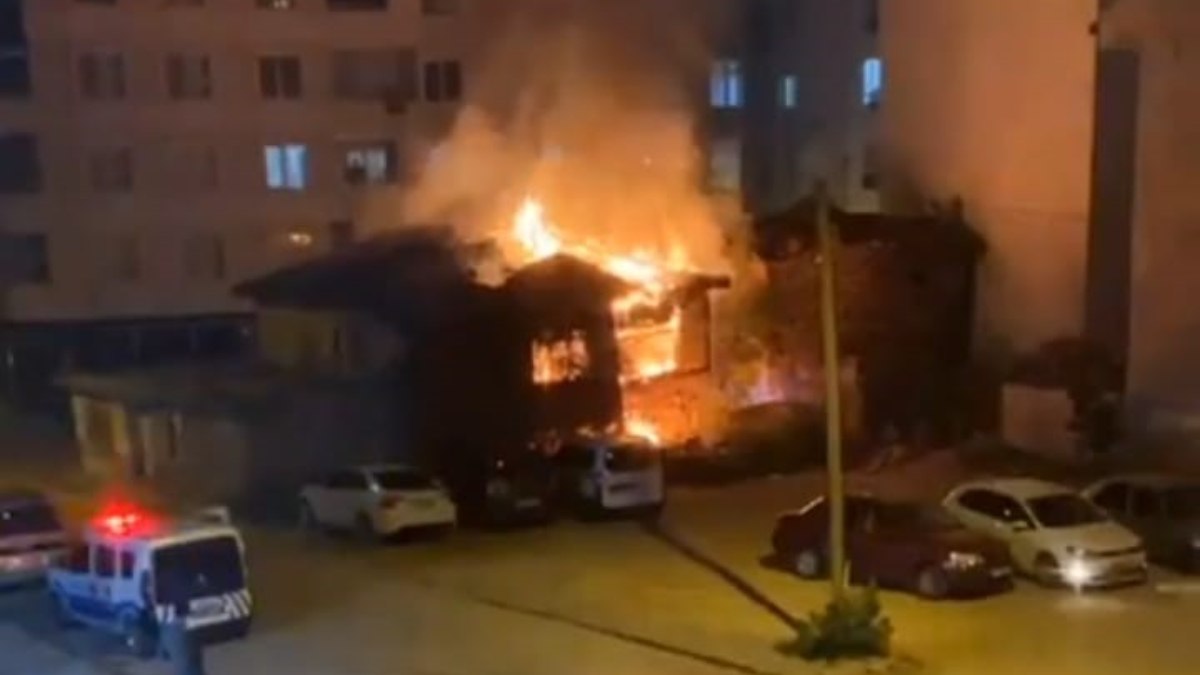 Bilecik’te metruk bina alevlere teslim oldu