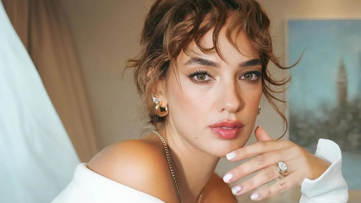 Dünyaca ünlü isimle pişti oldu! Seda Bakan bordo kombiniyle dikkat çekti