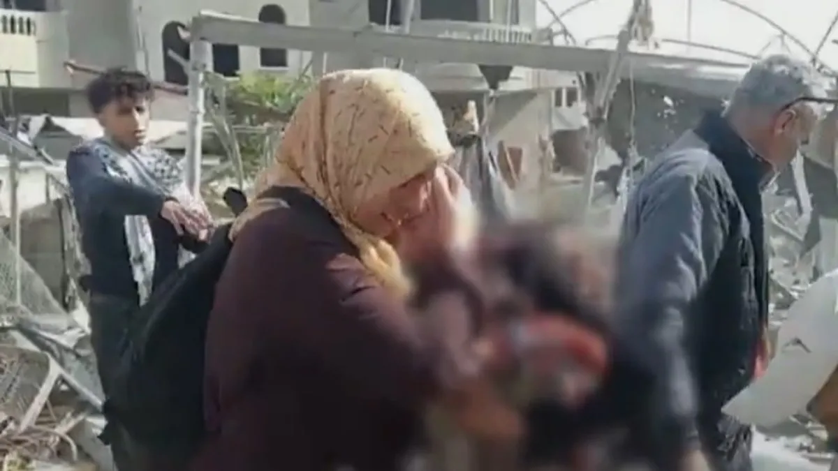 Gazze zulmünün içler açısı görüntüleri: Filistinli anne yürekleri yaktı! Oğlunun kemiklerine sarıldı