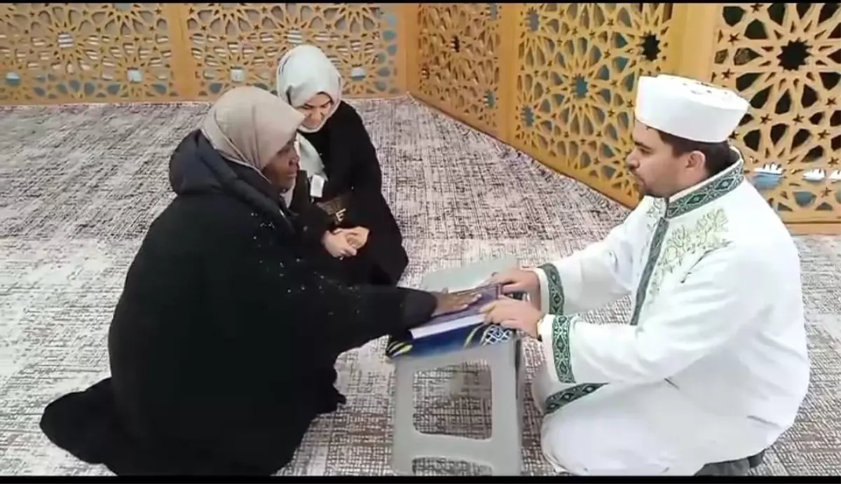 Kenyalı Mary İslam’ı Seçti