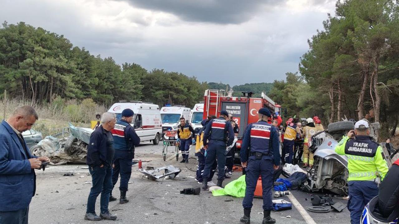 Balıkesir’de 4 araç birbirine girdi: Ölü ve yaralılar var