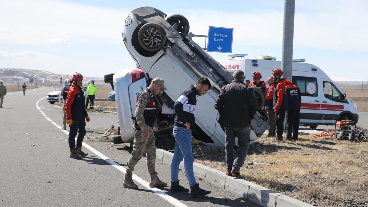 Kars’ta iki otomobil çarpıştı: 1 ölü, 6 yaralı