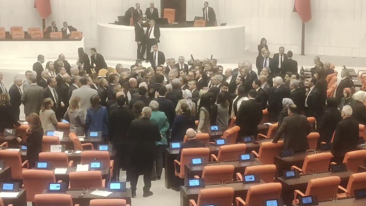 TBMM’de İmamoğlu gerginliği: CHP ve AKP’li vekiller birbirine girdi